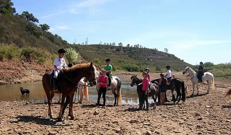 Passeio a cavalo pelos montes do Algarve rural